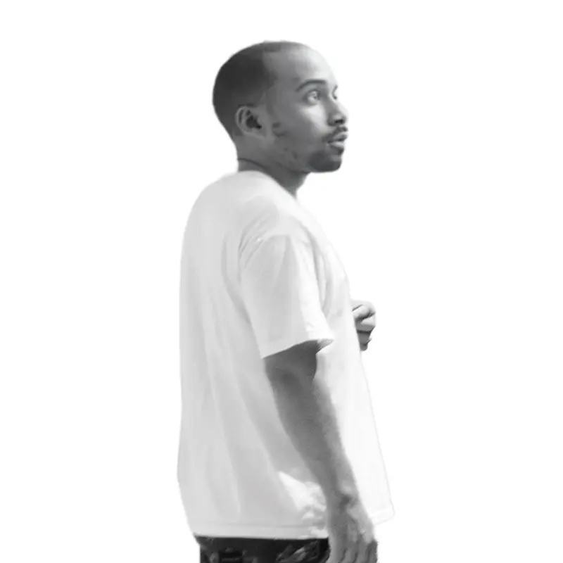 Fotografia em tons de cinza de um homem olhando para frente virado para a direita